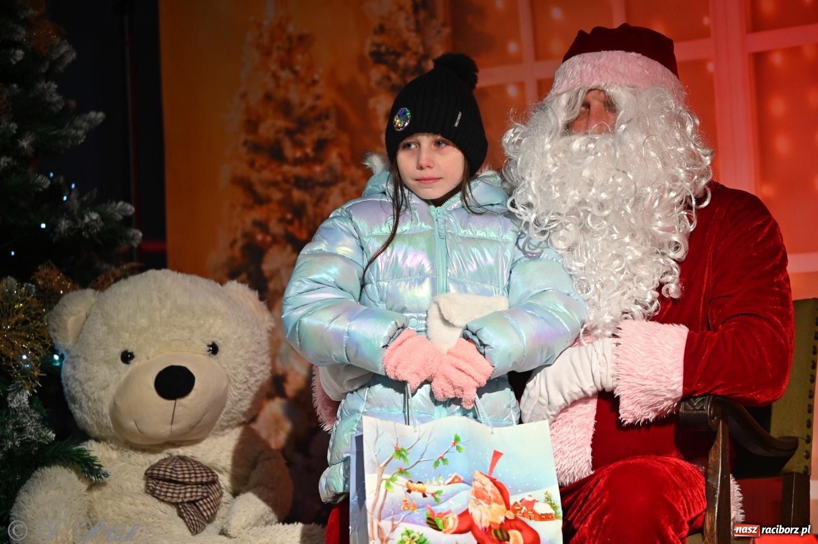 Zdjęcie w galerii na portalu naszraciborz.pl: Ho, ho, ho. Rynek w Krzanowicach w świątecznym nastroju. Jarmark przyciągnął tłumy [FOTO i WIDEO] wiadomości z regionu