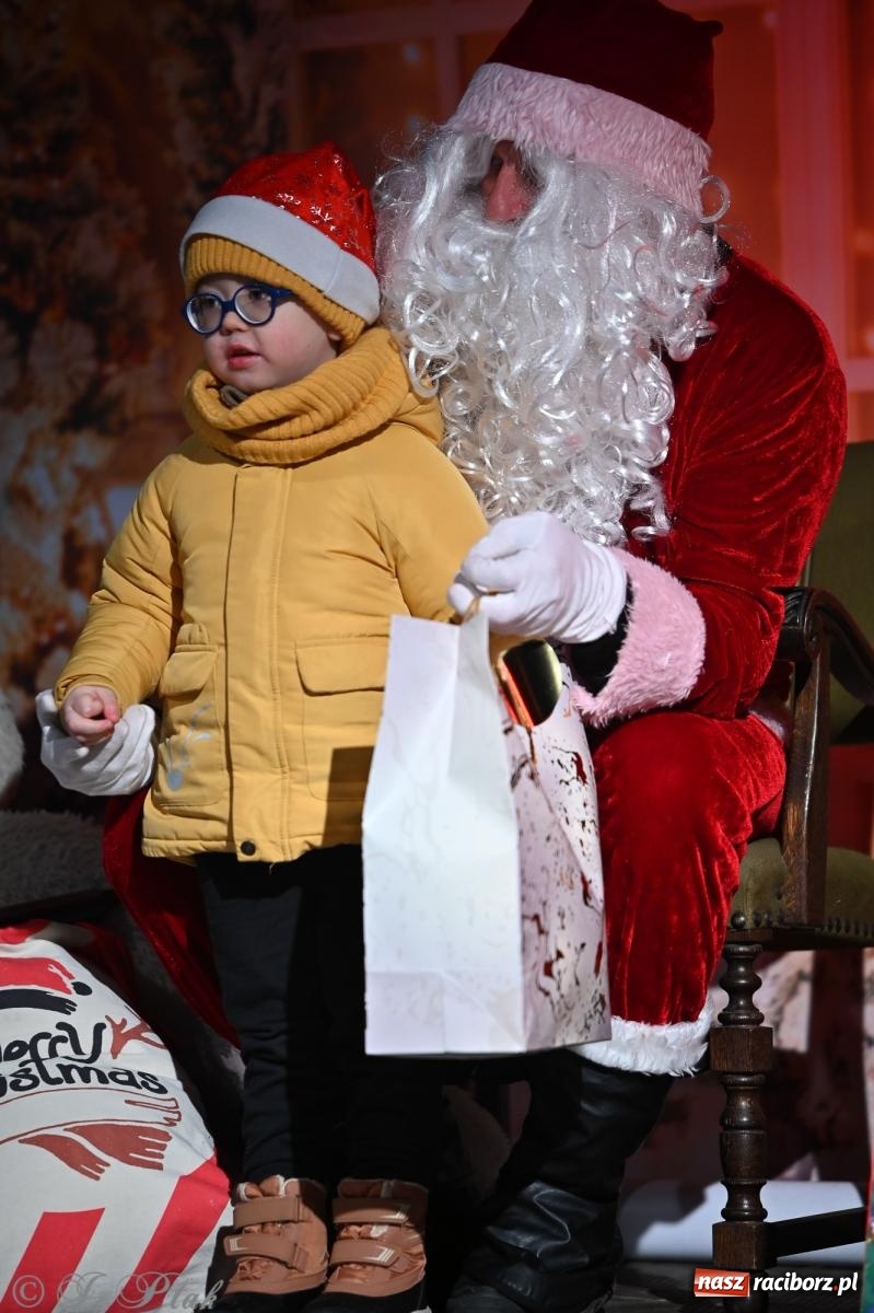 Zdjęcie w galerii na portalu naszraciborz.pl: Ho, ho, ho. Rynek w Krzanowicach w świątecznym nastroju. Jarmark przyciągnął tłumy [FOTO i WIDEO] wiadomości z regionu