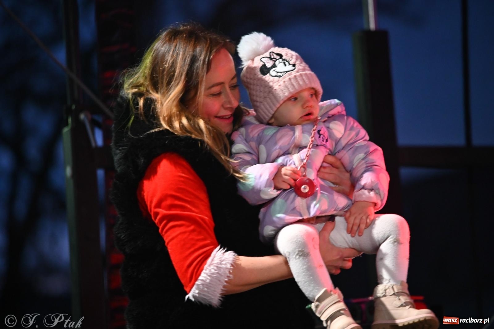 Zdjęcie w galerii na portalu naszraciborz.pl: Ho, ho, ho. Rynek w Krzanowicach w świątecznym nastroju. Jarmark przyciągnął tłumy [FOTO i WIDEO] wiadomości z regionu