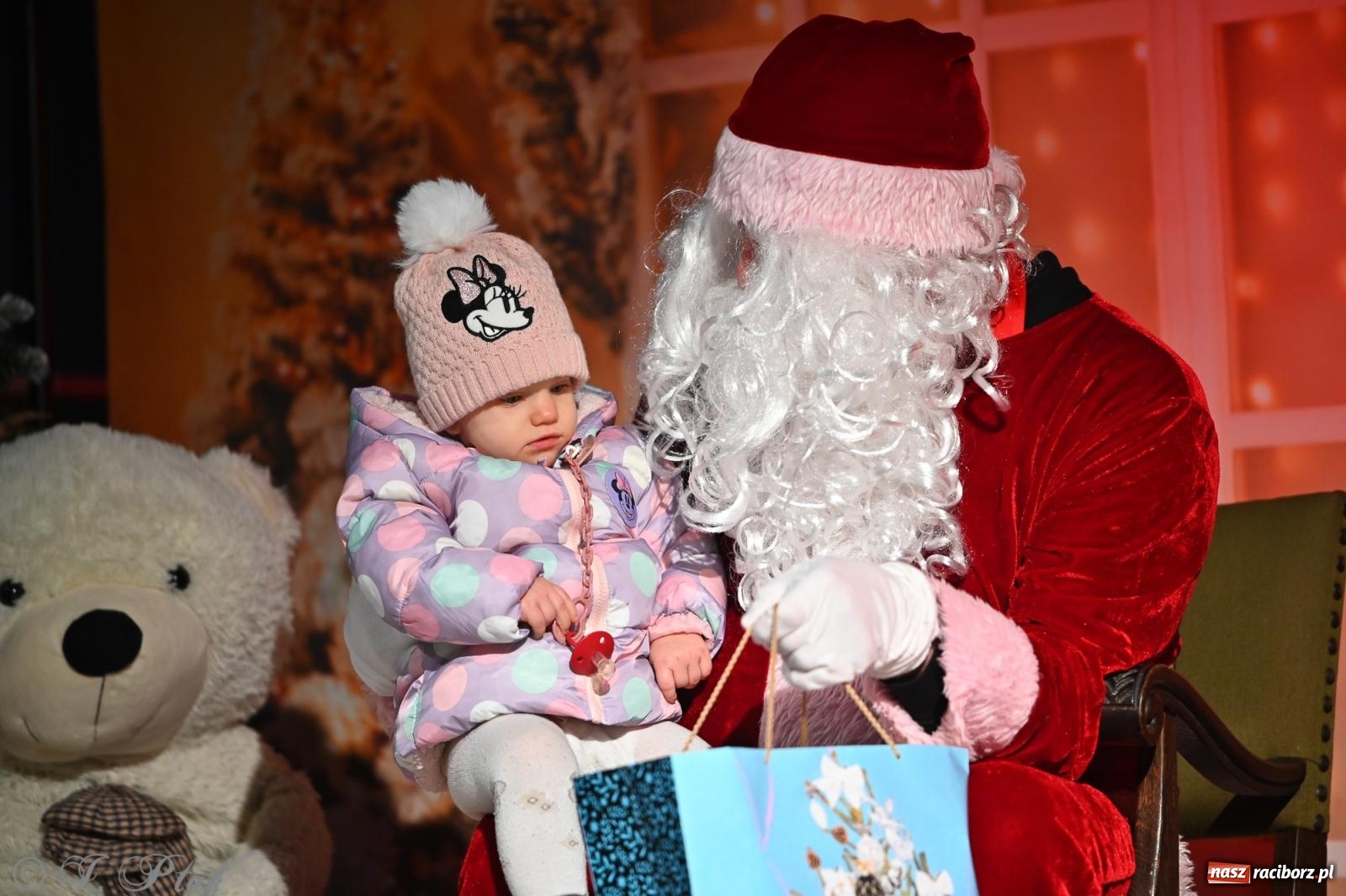 Zdjęcie w galerii na portalu naszraciborz.pl: Ho, ho, ho. Rynek w Krzanowicach w świątecznym nastroju. Jarmark przyciągnął tłumy [FOTO i WIDEO] wiadomości z regionu