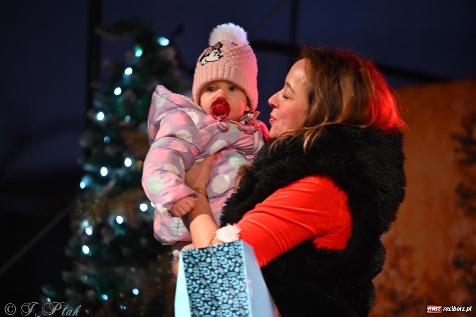 Zdjęcie w galerii na portalu naszraciborz.pl: Ho, ho, ho. Rynek w Krzanowicach w świątecznym nastroju. Jarmark przyciągnął tłumy [FOTO i WIDEO] wiadomości z regionu