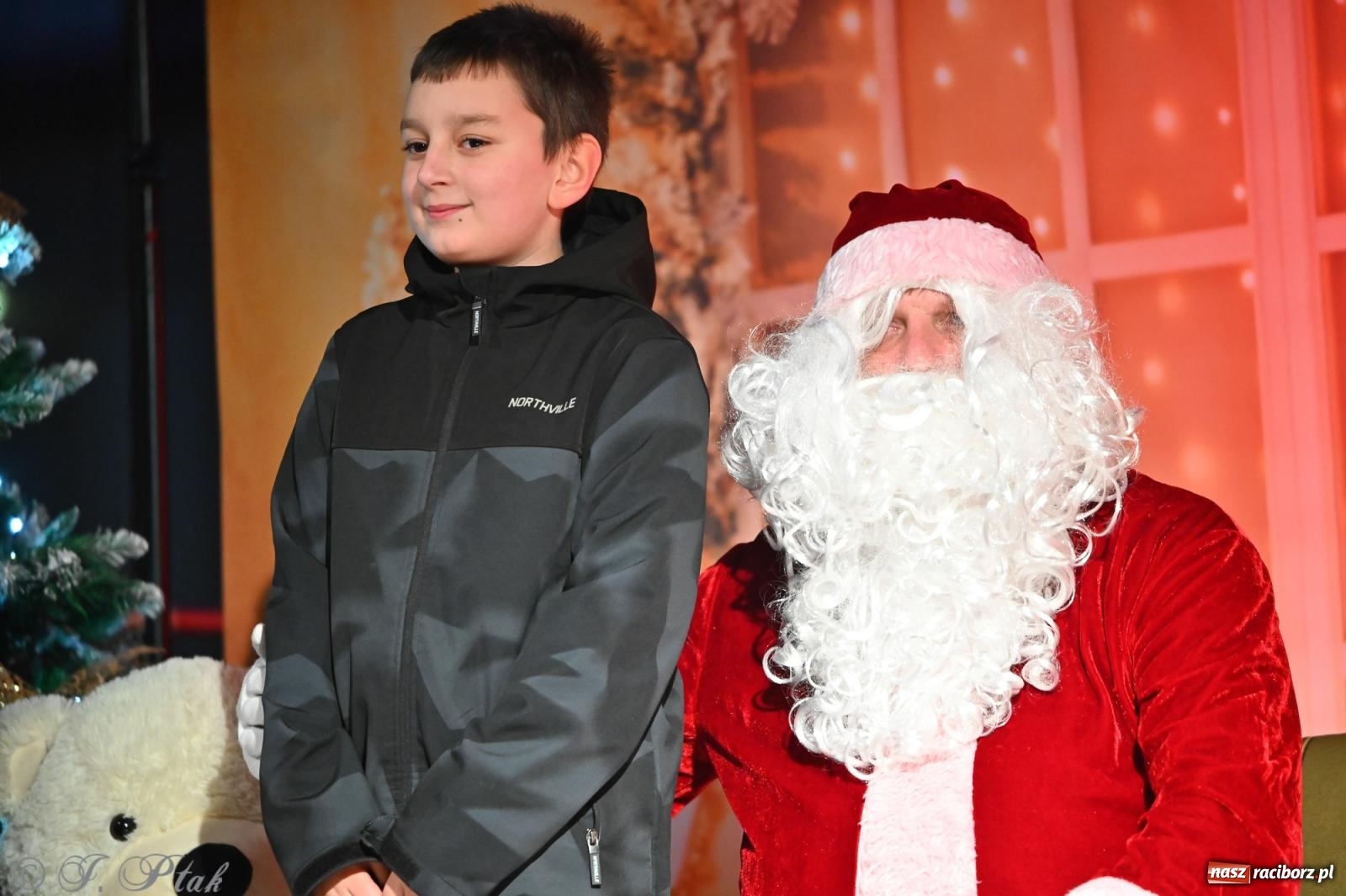 Zdjęcie w galerii na portalu naszraciborz.pl: Ho, ho, ho. Rynek w Krzanowicach w świątecznym nastroju. Jarmark przyciągnął tłumy [FOTO i WIDEO] wiadomości z regionu