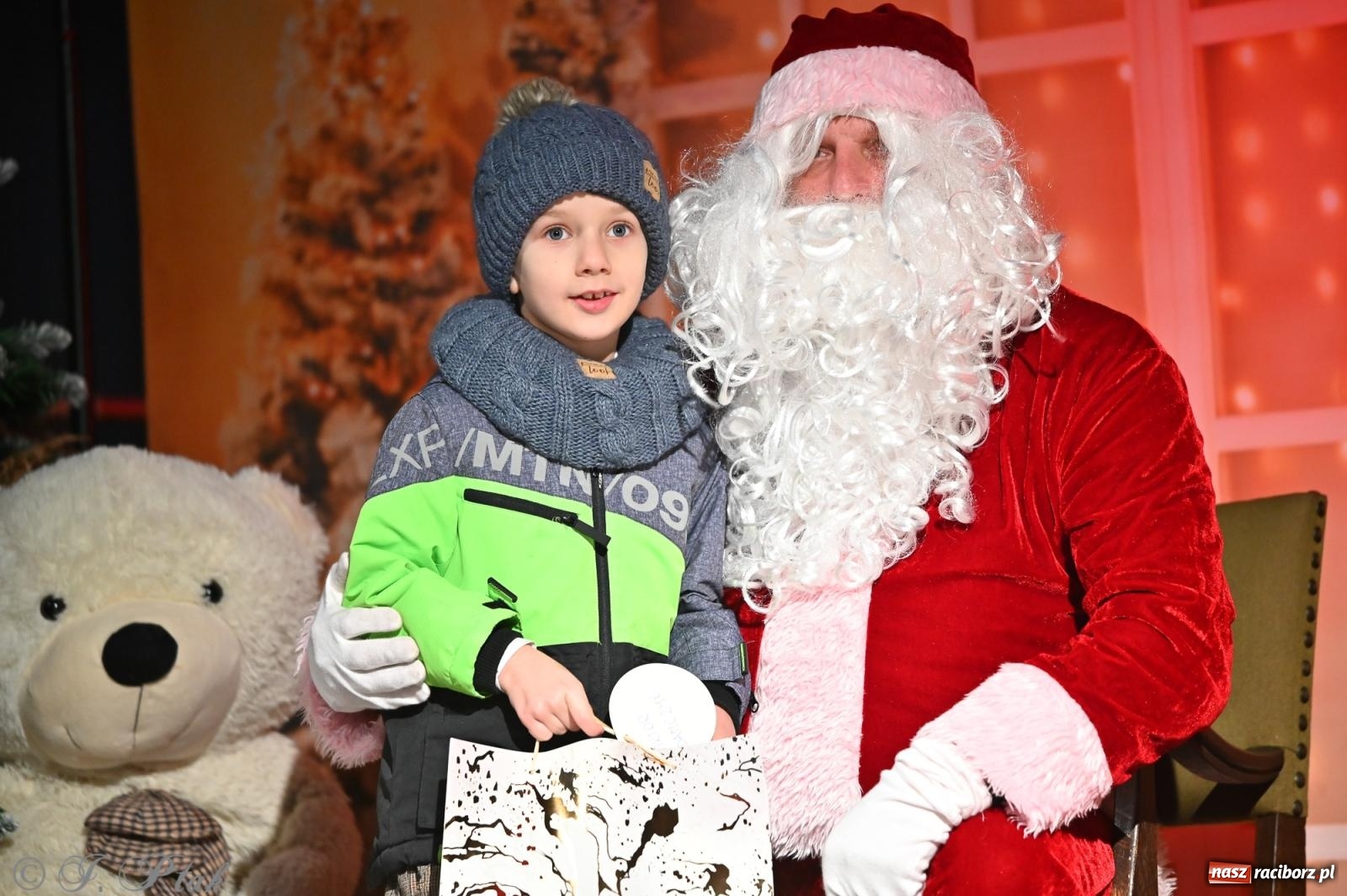 Zdjęcie w galerii na portalu naszraciborz.pl: Ho, ho, ho. Rynek w Krzanowicach w świątecznym nastroju. Jarmark przyciągnął tłumy [FOTO i WIDEO] wiadomości z regionu