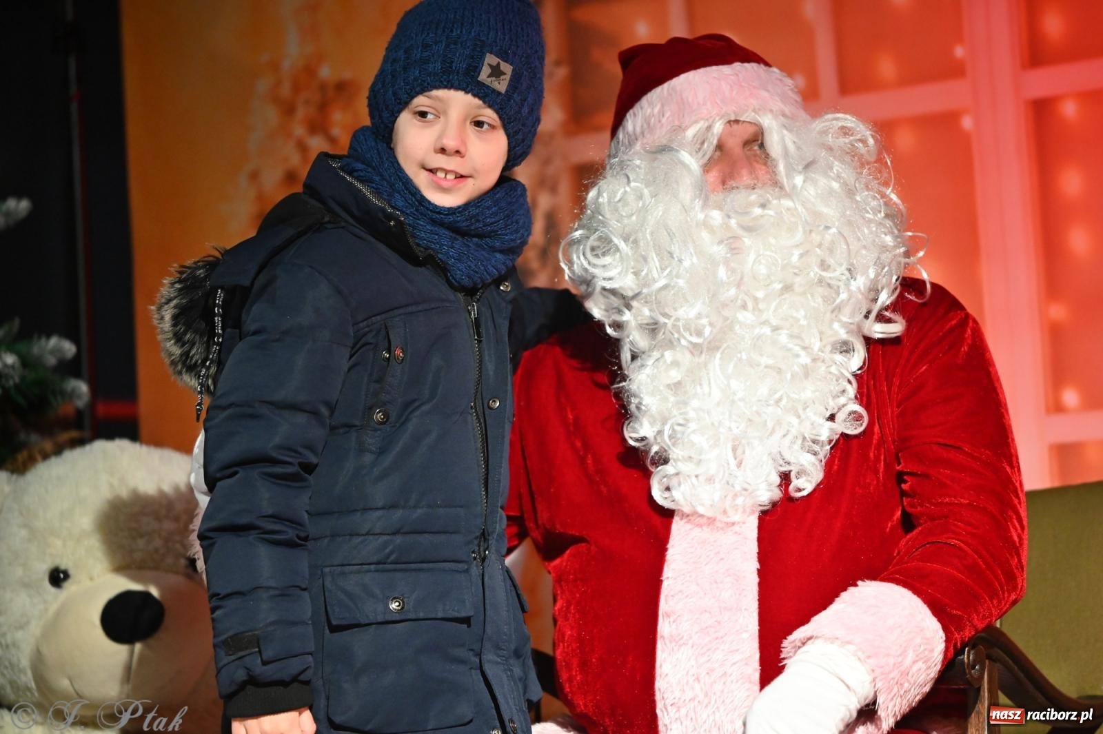 Zdjęcie w galerii na portalu naszraciborz.pl: Ho, ho, ho. Rynek w Krzanowicach w świątecznym nastroju. Jarmark przyciągnął tłumy [FOTO i WIDEO] wiadomości z regionu