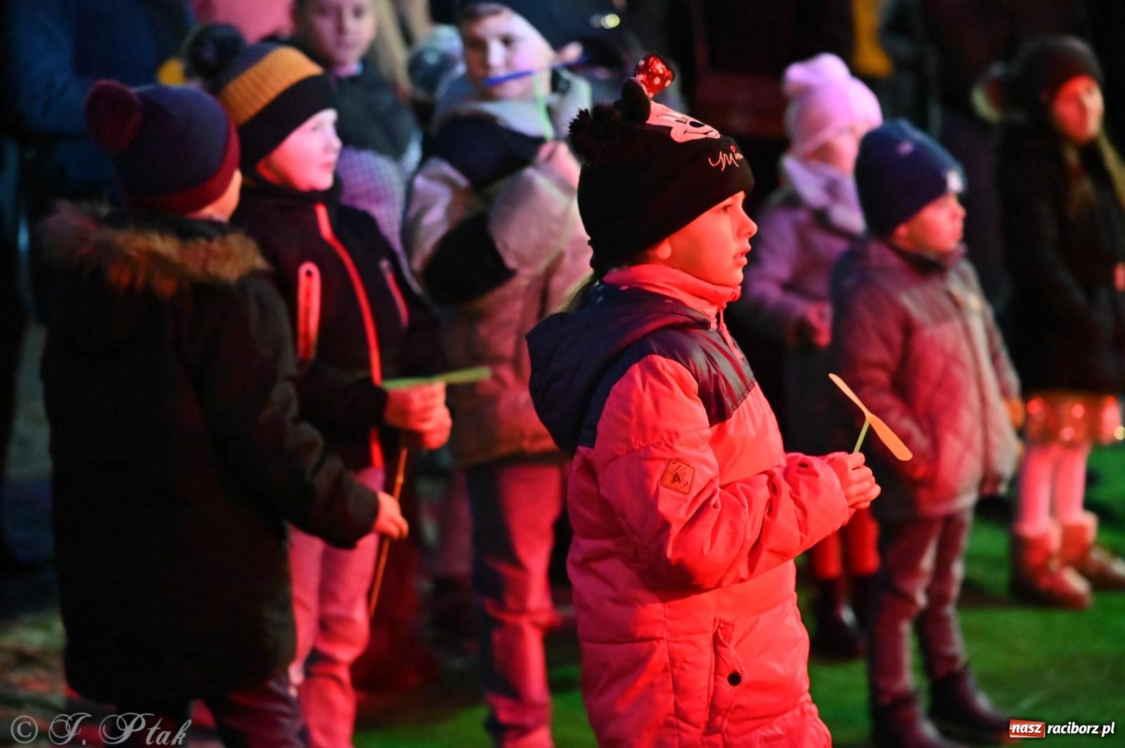 Zdjęcie w galerii na portalu naszraciborz.pl: Ho, ho, ho. Rynek w Krzanowicach w świątecznym nastroju. Jarmark przyciągnął tłumy [FOTO i WIDEO] wiadomości z regionu