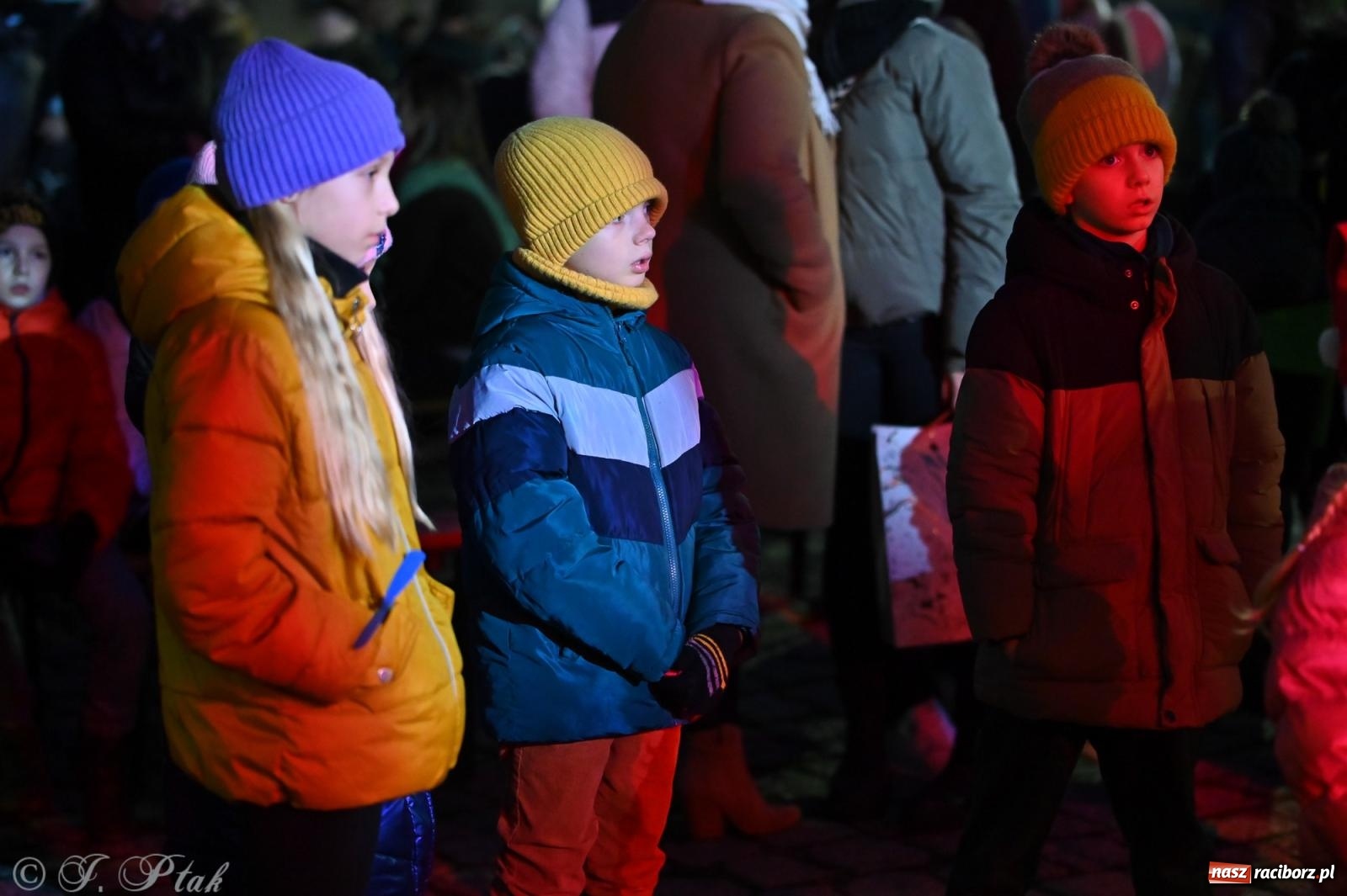 Zdjęcie w galerii na portalu naszraciborz.pl: Ho, ho, ho. Rynek w Krzanowicach w świątecznym nastroju. Jarmark przyciągnął tłumy [FOTO i WIDEO] wiadomości z regionu