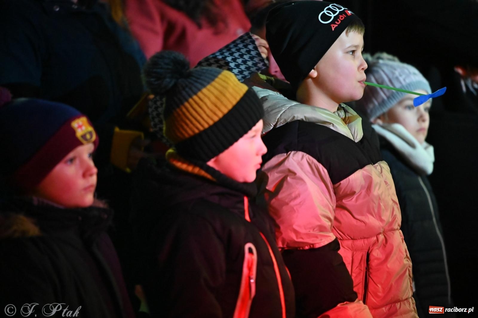 Zdjęcie w galerii na portalu naszraciborz.pl: Ho, ho, ho. Rynek w Krzanowicach w świątecznym nastroju. Jarmark przyciągnął tłumy [FOTO i WIDEO] wiadomości z regionu