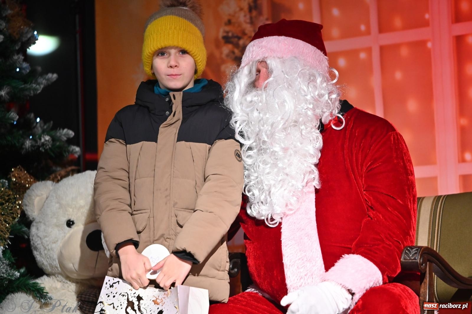 Zdjęcie w galerii na portalu naszraciborz.pl: Ho, ho, ho. Rynek w Krzanowicach w świątecznym nastroju. Jarmark przyciągnął tłumy [FOTO i WIDEO] wiadomości z regionu