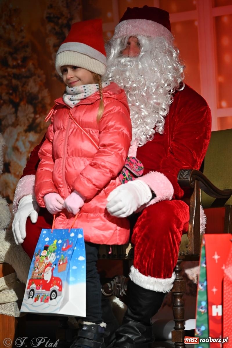 Zdjęcie w galerii na portalu naszraciborz.pl: Ho, ho, ho. Rynek w Krzanowicach w świątecznym nastroju. Jarmark przyciągnął tłumy [FOTO i WIDEO] wiadomości z regionu