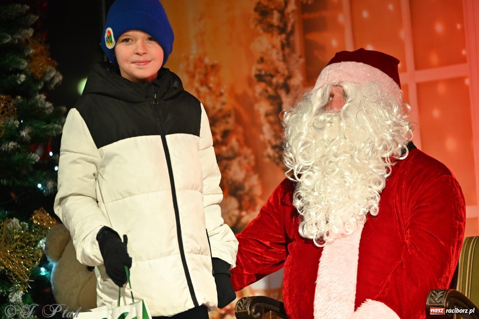 Zdjęcie w galerii na portalu naszraciborz.pl: Ho, ho, ho. Rynek w Krzanowicach w świątecznym nastroju. Jarmark przyciągnął tłumy [FOTO i WIDEO] wiadomości z regionu