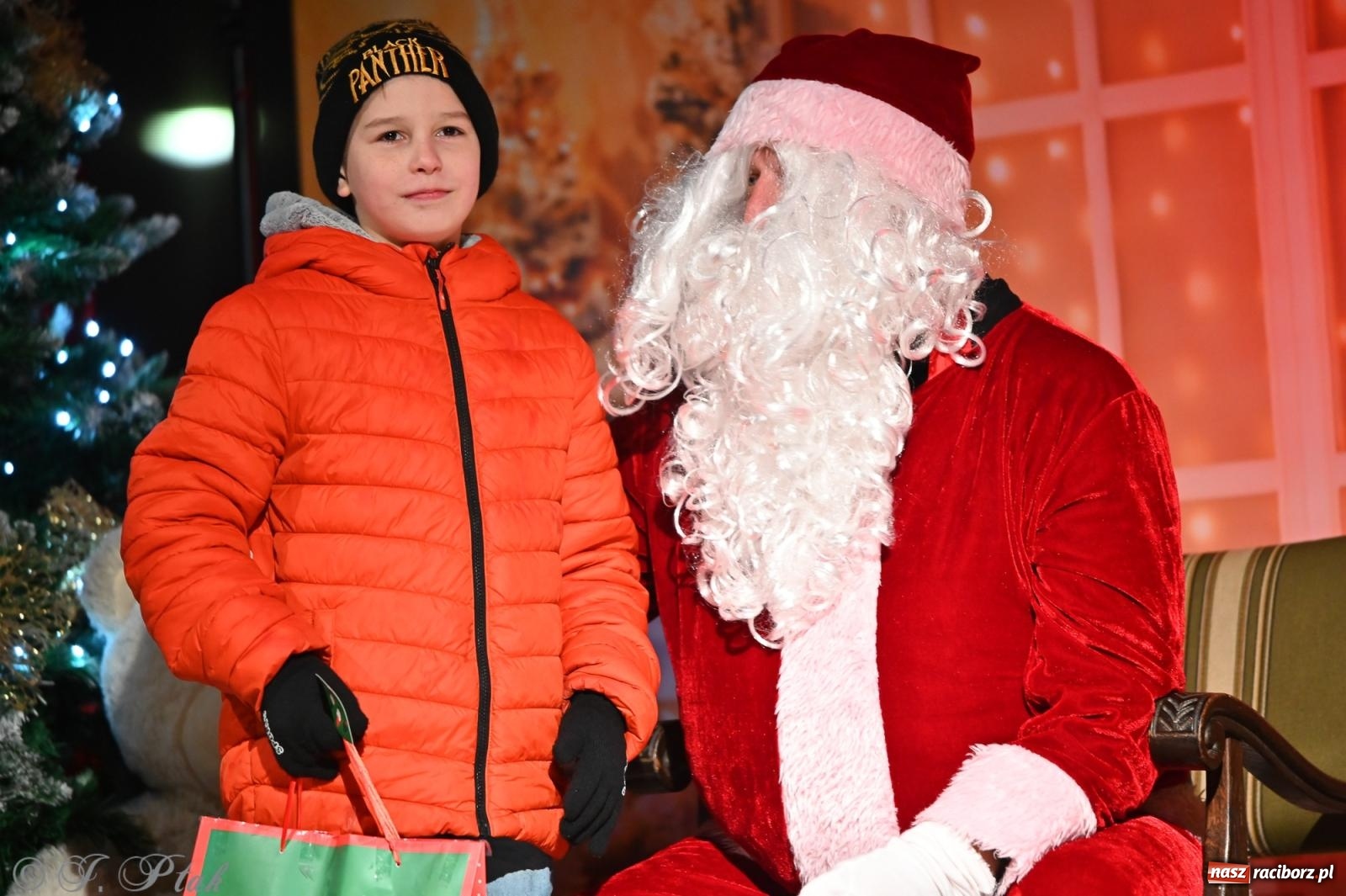 Zdjęcie w galerii na portalu naszraciborz.pl: Ho, ho, ho. Rynek w Krzanowicach w świątecznym nastroju. Jarmark przyciągnął tłumy [FOTO i WIDEO] wiadomości z regionu