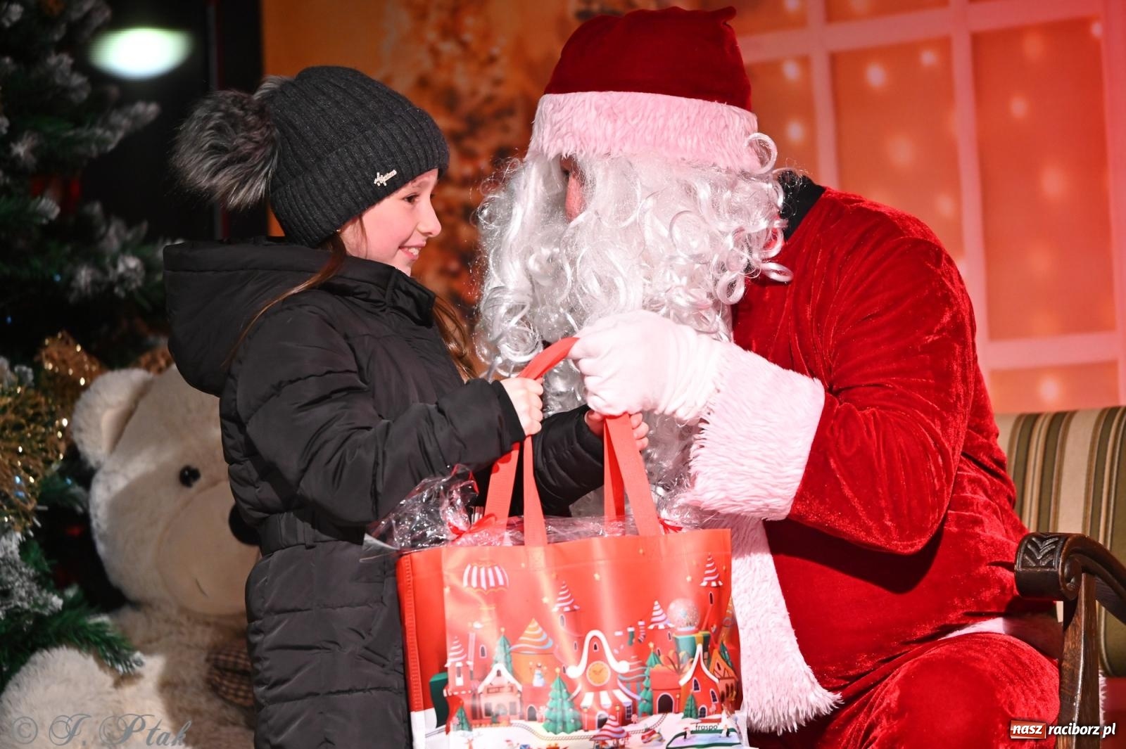 Zdjęcie w galerii na portalu naszraciborz.pl: Ho, ho, ho. Rynek w Krzanowicach w świątecznym nastroju. Jarmark przyciągnął tłumy [FOTO i WIDEO] wiadomości z regionu