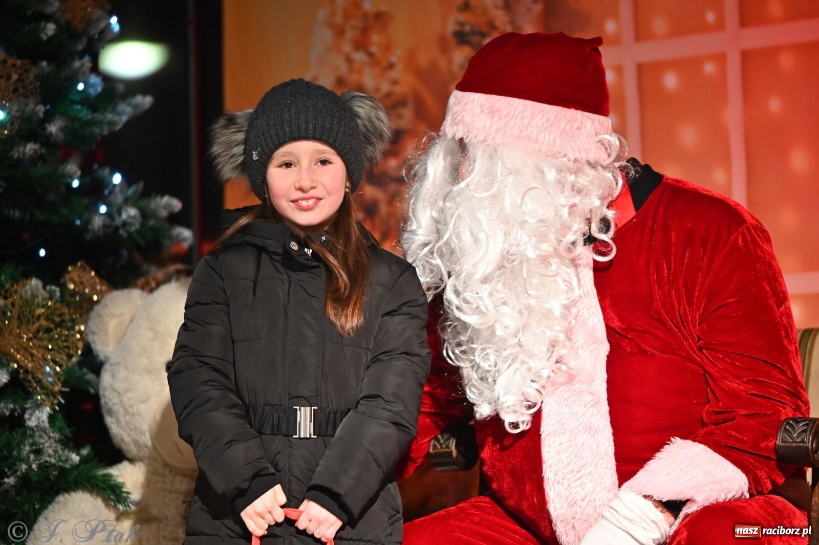 Zdjęcie w galerii na portalu naszraciborz.pl: Ho, ho, ho. Rynek w Krzanowicach w świątecznym nastroju. Jarmark przyciągnął tłumy [FOTO i WIDEO] wiadomości z regionu