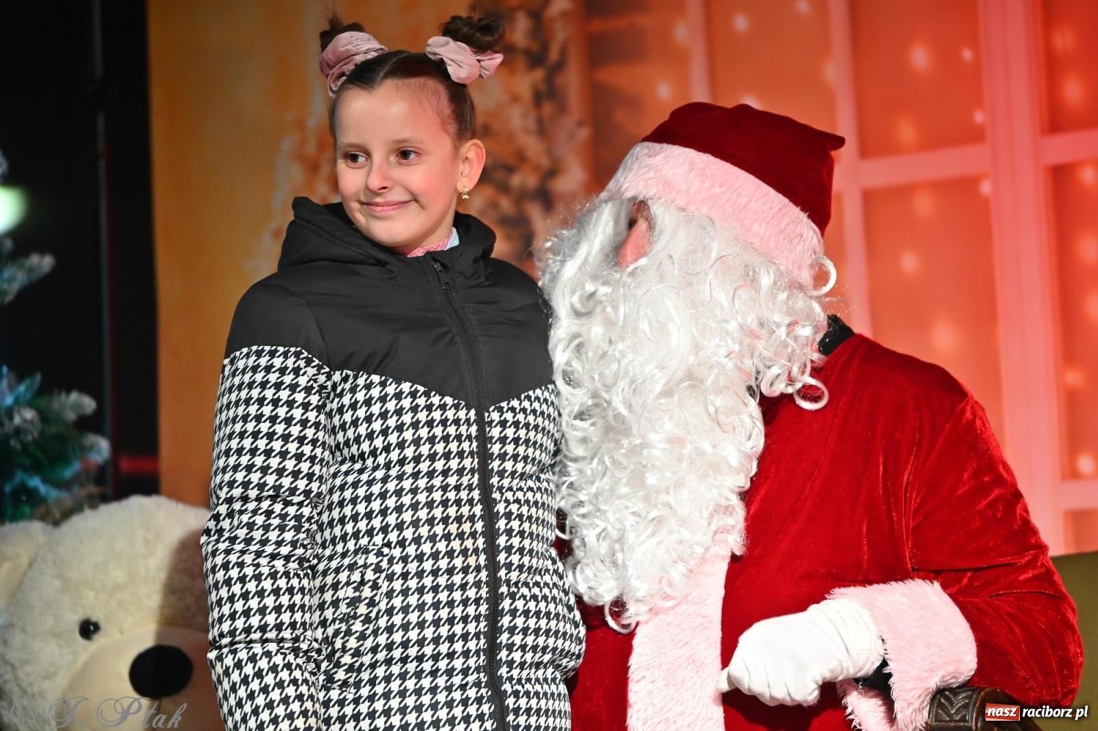 Zdjęcie w galerii na portalu naszraciborz.pl: Ho, ho, ho. Rynek w Krzanowicach w świątecznym nastroju. Jarmark przyciągnął tłumy [FOTO i WIDEO] wiadomości z regionu