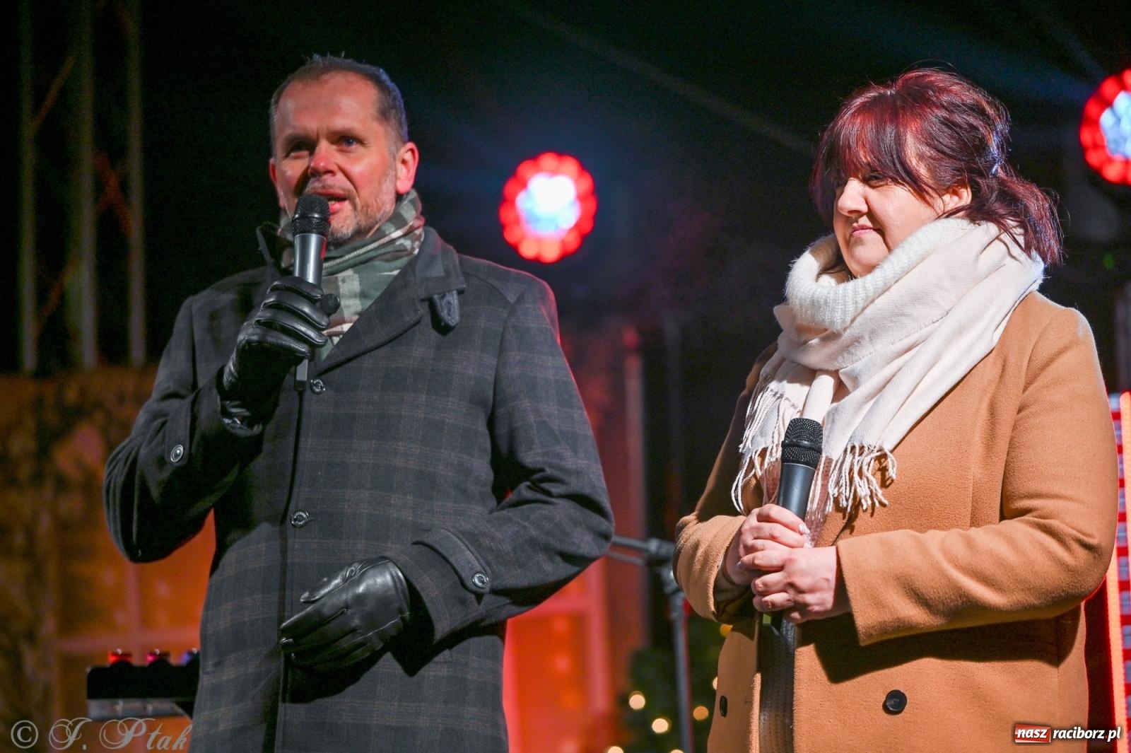 Zdjęcie w galerii na portalu naszraciborz.pl: Ho, ho, ho. Rynek w Krzanowicach w świątecznym nastroju. Jarmark przyciągnął tłumy [FOTO i WIDEO] wiadomości z regionu