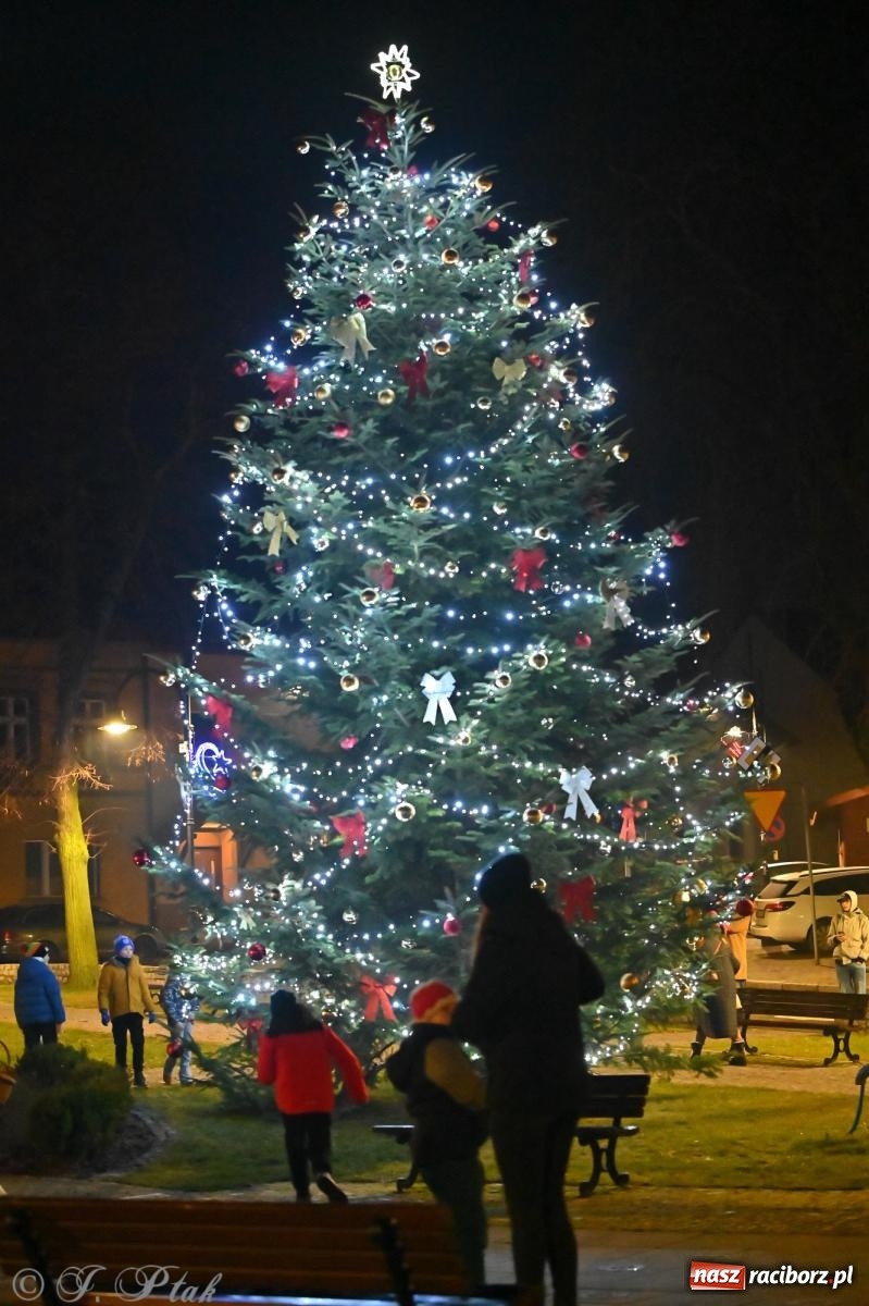 Zdjęcie w galerii na portalu naszraciborz.pl: Ho, ho, ho. Rynek w Krzanowicach w świątecznym nastroju. Jarmark przyciągnął tłumy [FOTO i WIDEO] wiadomości z regionu
