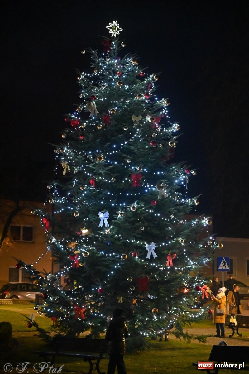 Zdjęcie w galerii na portalu naszraciborz.pl: Ho, ho, ho. Rynek w Krzanowicach w świątecznym nastroju. Jarmark przyciągnął tłumy [FOTO i WIDEO] wiadomości z regionu
