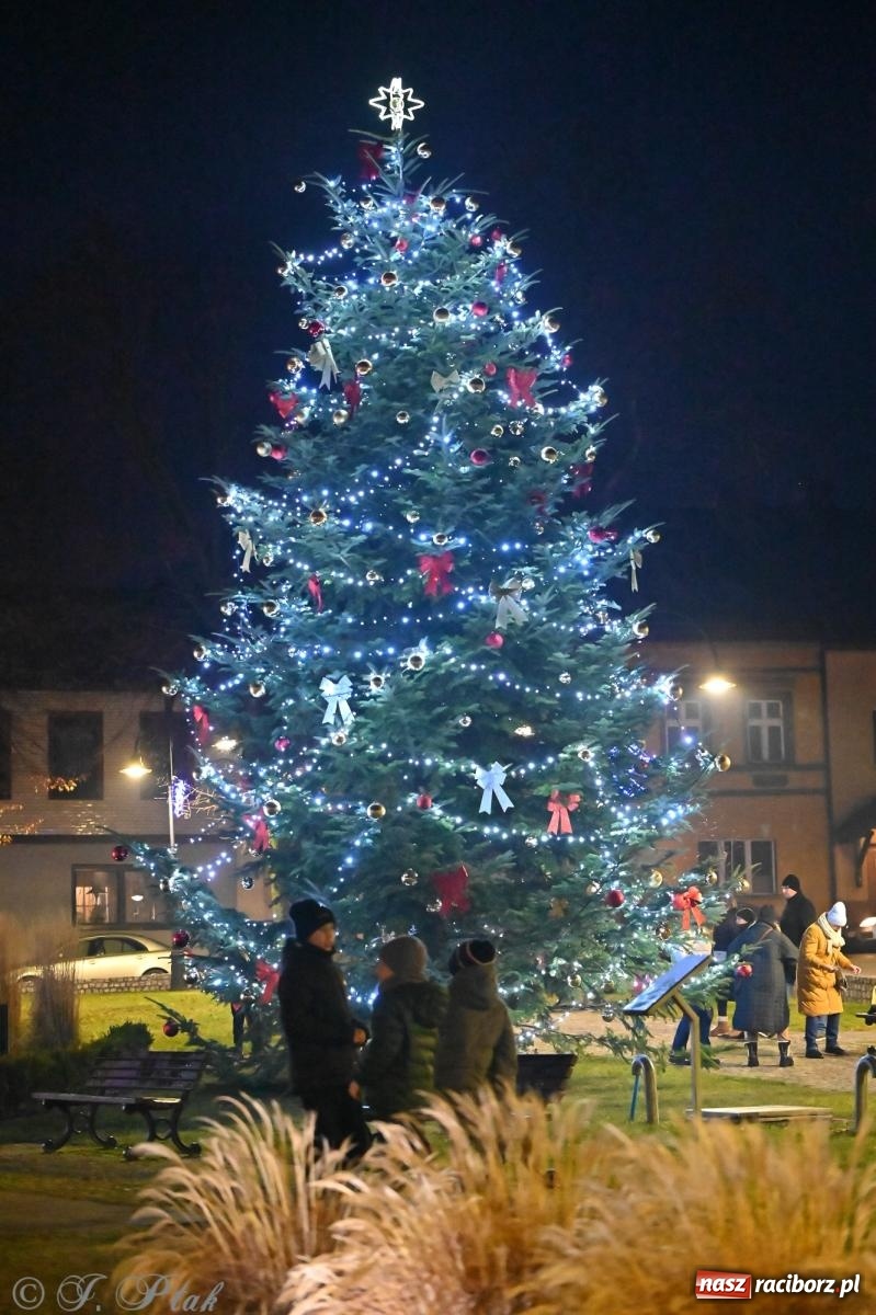Zdjęcie w galerii na portalu naszraciborz.pl: Ho, ho, ho. Rynek w Krzanowicach w świątecznym nastroju. Jarmark przyciągnął tłumy [FOTO i WIDEO] wiadomości z regionu
