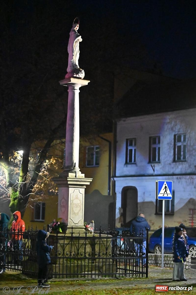 Zdjęcie w galerii na portalu naszraciborz.pl: Ho, ho, ho. Rynek w Krzanowicach w świątecznym nastroju. Jarmark przyciągnął tłumy [FOTO i WIDEO] wiadomości z regionu