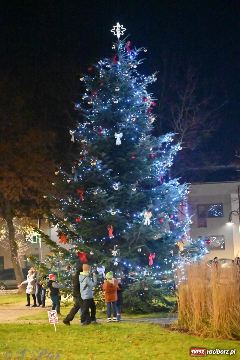 Zdjęcie w galerii na portalu naszraciborz.pl: Ho, ho, ho. Rynek w Krzanowicach w świątecznym nastroju. Jarmark przyciągnął tłumy [FOTO i WIDEO] wiadomości z regionu