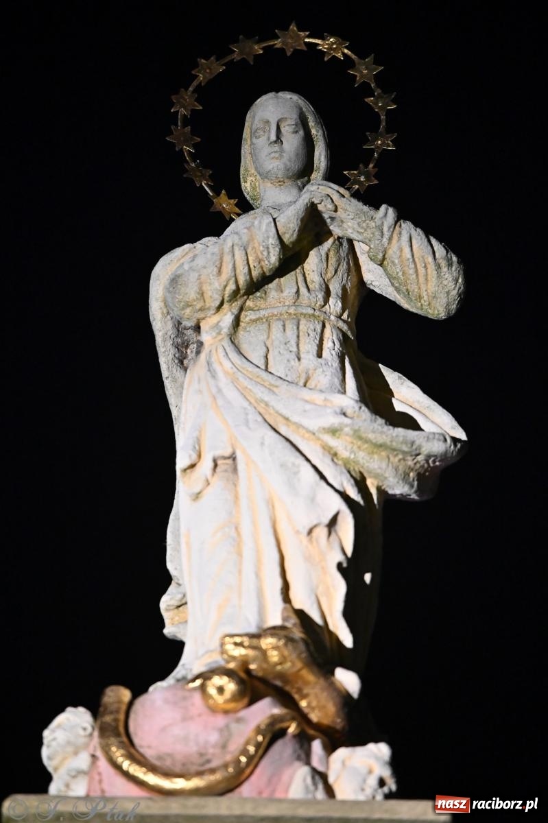 Zdjęcie w galerii na portalu naszraciborz.pl: Ho, ho, ho. Rynek w Krzanowicach w świątecznym nastroju. Jarmark przyciągnął tłumy [FOTO i WIDEO] wiadomości z regionu