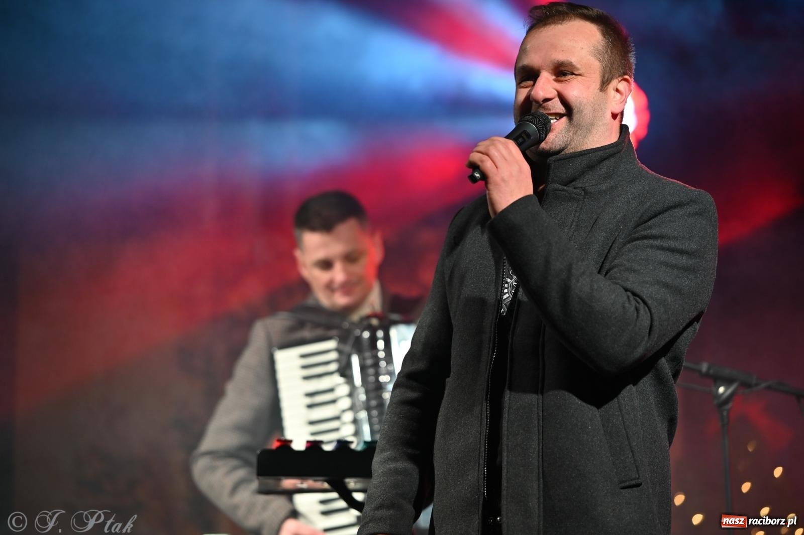 Zdjęcie w galerii na portalu naszraciborz.pl: Ho, ho, ho. Rynek w Krzanowicach w świątecznym nastroju. Jarmark przyciągnął tłumy [FOTO i WIDEO] wiadomości z regionu
