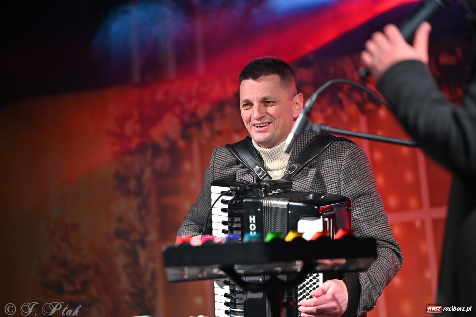 Zdjęcie w galerii na portalu naszraciborz.pl: Ho, ho, ho. Rynek w Krzanowicach w świątecznym nastroju. Jarmark przyciągnął tłumy [FOTO i WIDEO] wiadomości z regionu