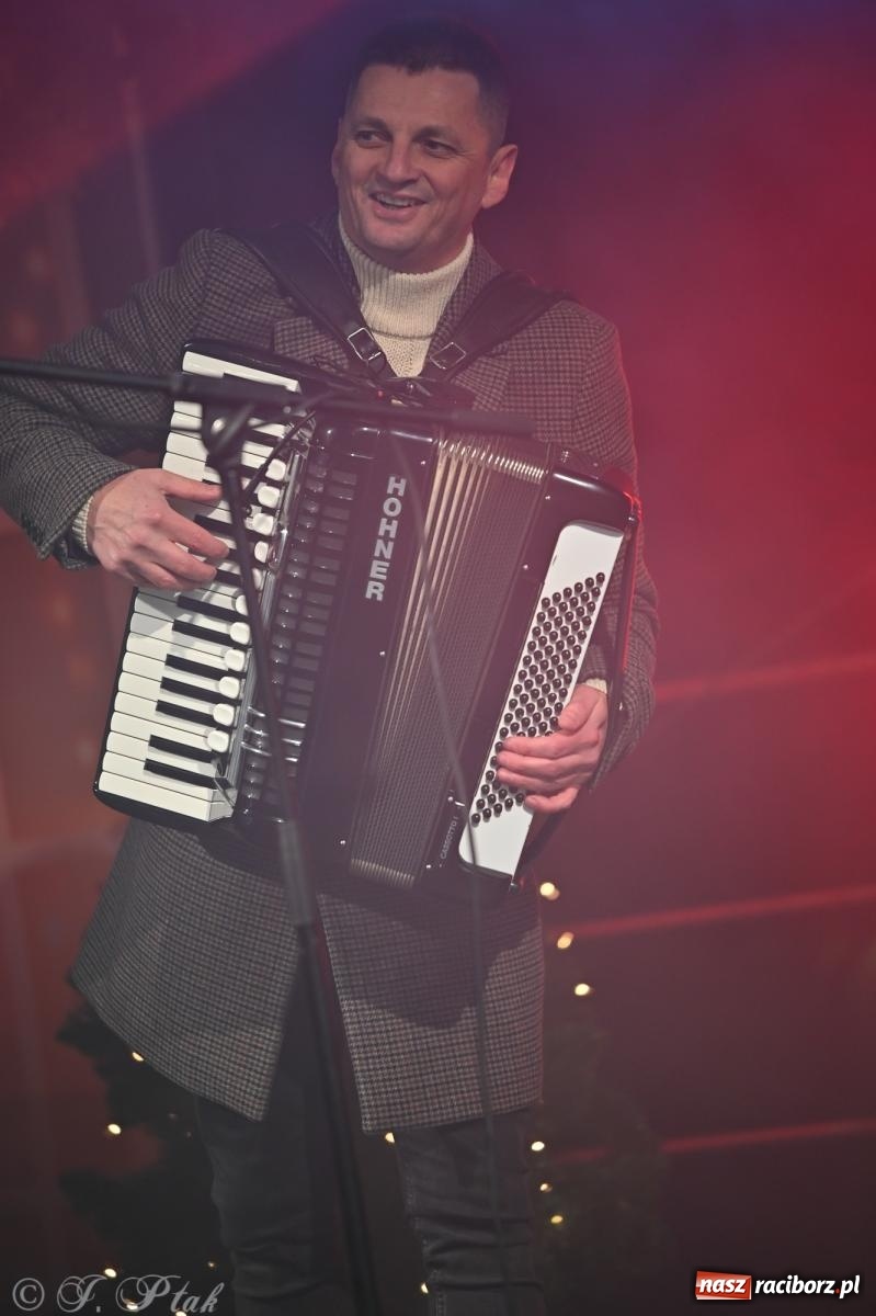 Zdjęcie w galerii na portalu naszraciborz.pl: Ho, ho, ho. Rynek w Krzanowicach w świątecznym nastroju. Jarmark przyciągnął tłumy [FOTO i WIDEO] wiadomości z regionu