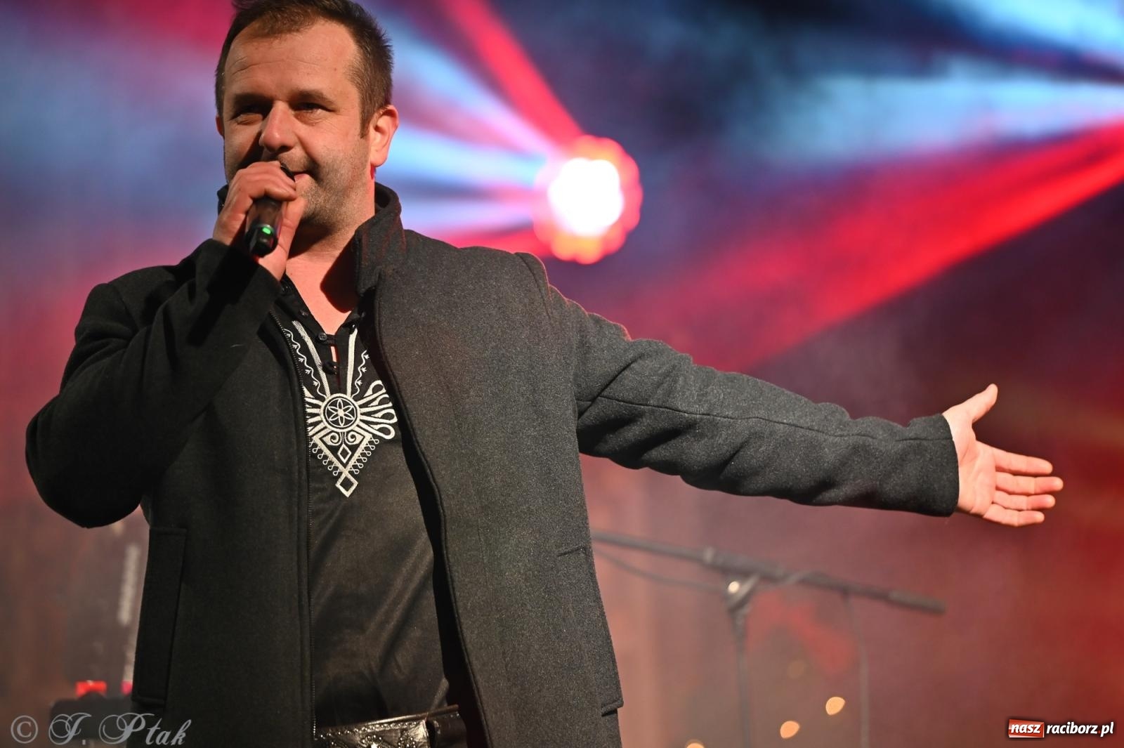 Zdjęcie w galerii na portalu naszraciborz.pl: Ho, ho, ho. Rynek w Krzanowicach w świątecznym nastroju. Jarmark przyciągnął tłumy [FOTO i WIDEO] wiadomości z regionu