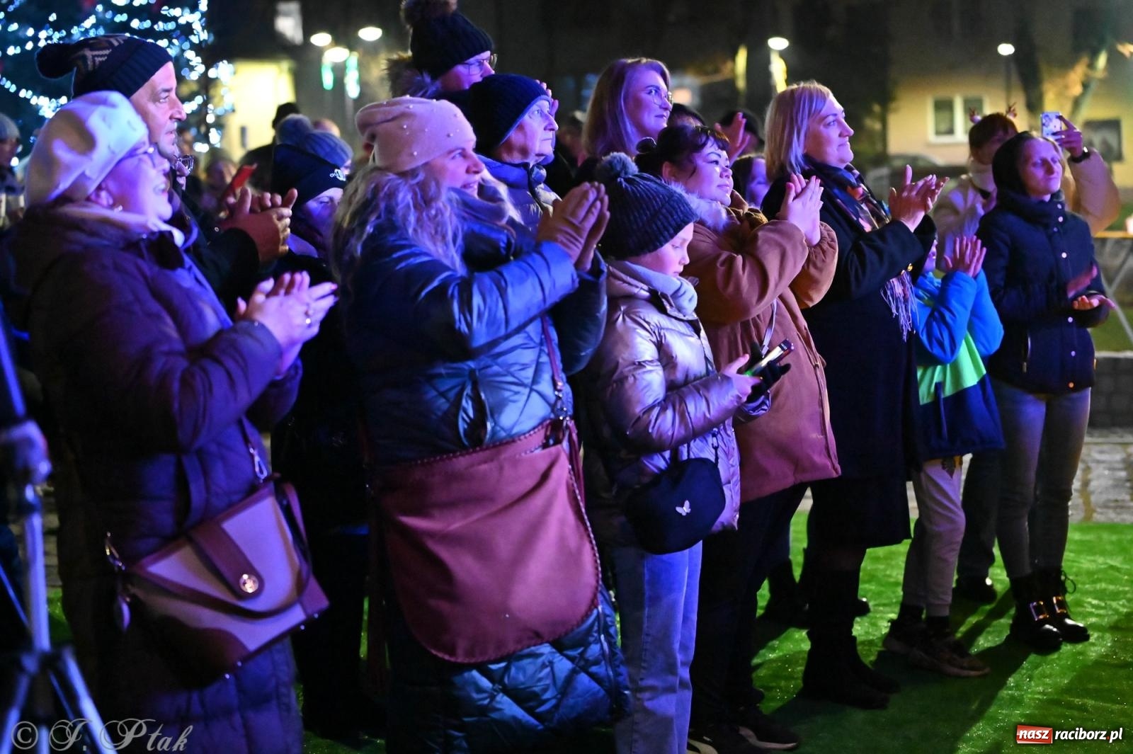 Zdjęcie w galerii na portalu naszraciborz.pl: Ho, ho, ho. Rynek w Krzanowicach w świątecznym nastroju. Jarmark przyciągnął tłumy [FOTO i WIDEO] wiadomości z regionu