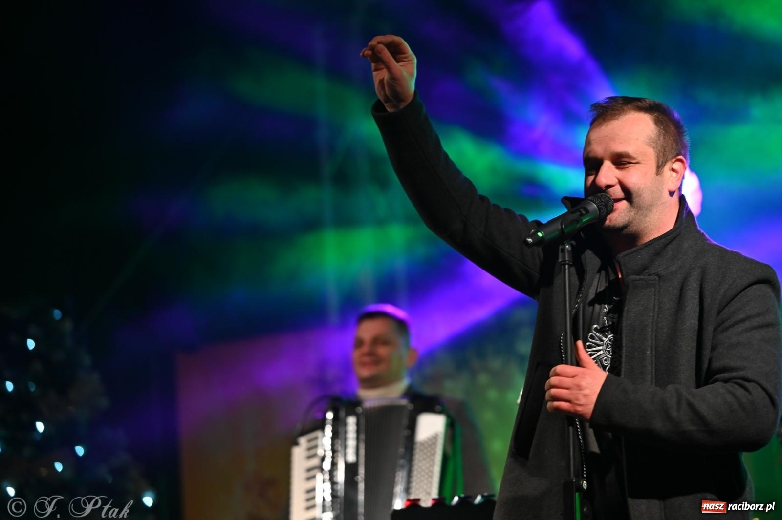 Zdjęcie w galerii na portalu naszraciborz.pl: Ho, ho, ho. Rynek w Krzanowicach w świątecznym nastroju. Jarmark przyciągnął tłumy [FOTO i WIDEO] wiadomości z regionu