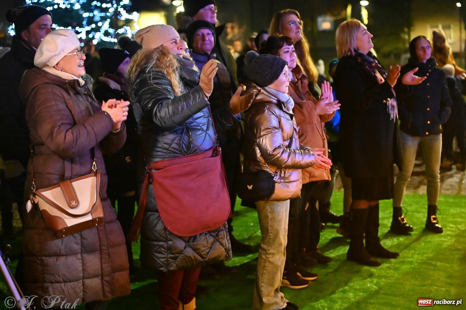 Zdjęcie w galerii na portalu naszraciborz.pl: Ho, ho, ho. Rynek w Krzanowicach w świątecznym nastroju. Jarmark przyciągnął tłumy [FOTO i WIDEO] wiadomości z regionu