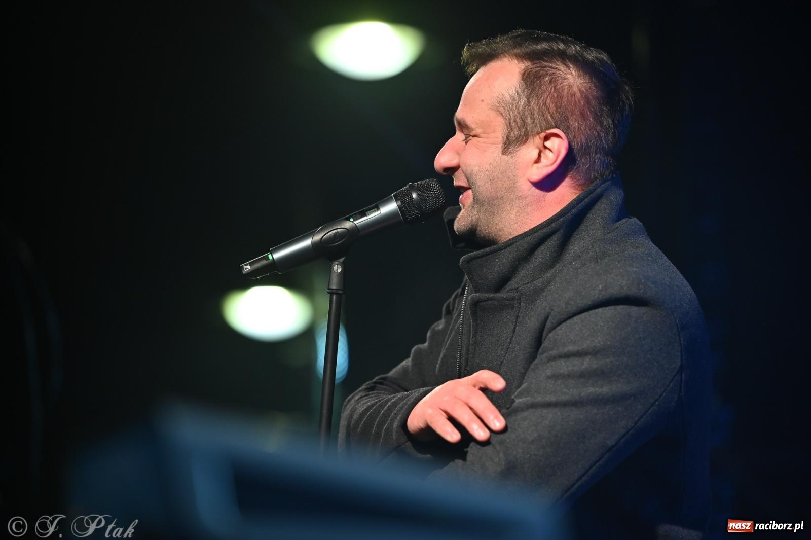 Zdjęcie w galerii na portalu naszraciborz.pl: Ho, ho, ho. Rynek w Krzanowicach w świątecznym nastroju. Jarmark przyciągnął tłumy [FOTO i WIDEO] wiadomości z regionu