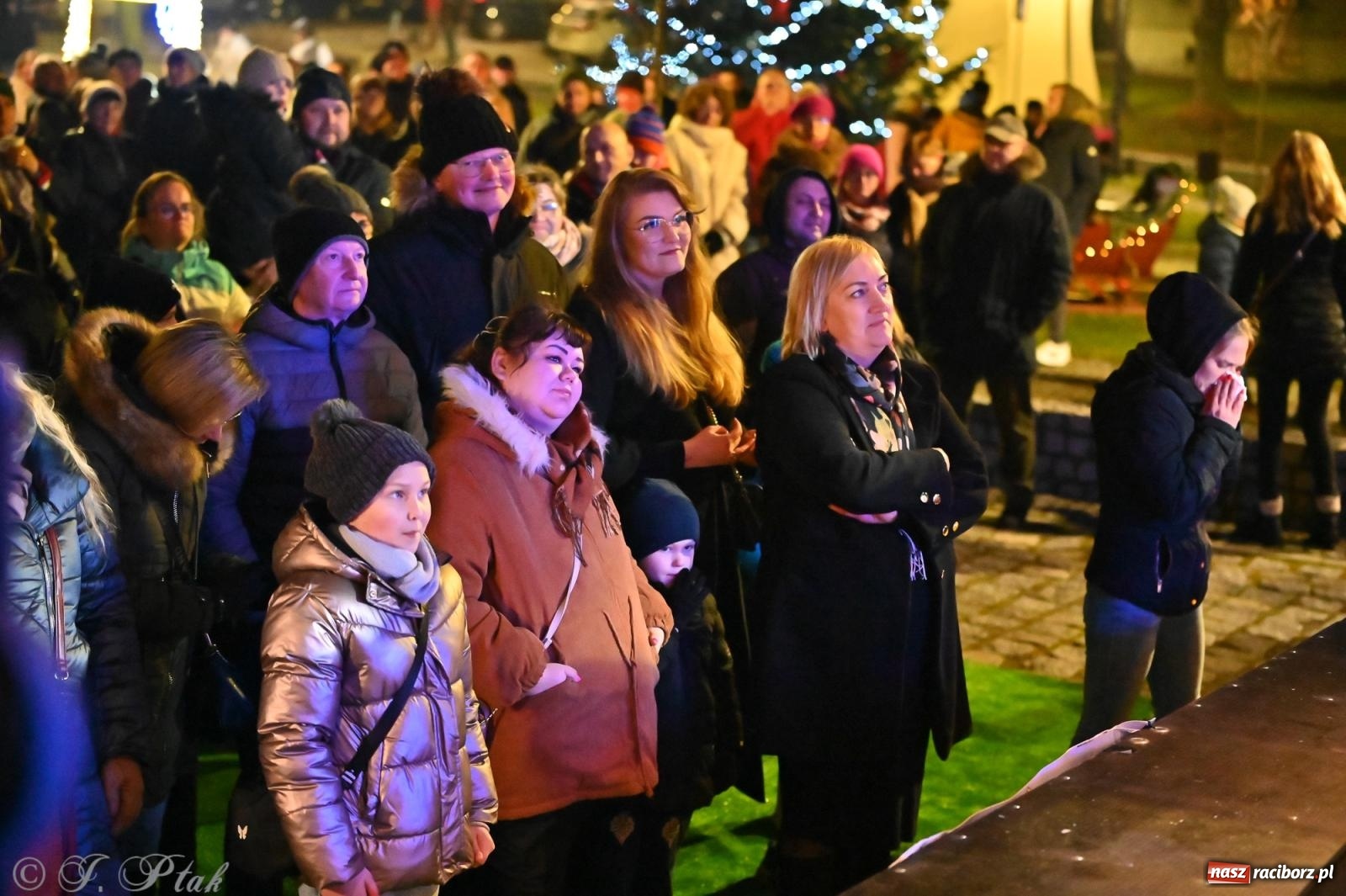 Zdjęcie w galerii na portalu naszraciborz.pl: Ho, ho, ho. Rynek w Krzanowicach w świątecznym nastroju. Jarmark przyciągnął tłumy [FOTO i WIDEO] wiadomości z regionu