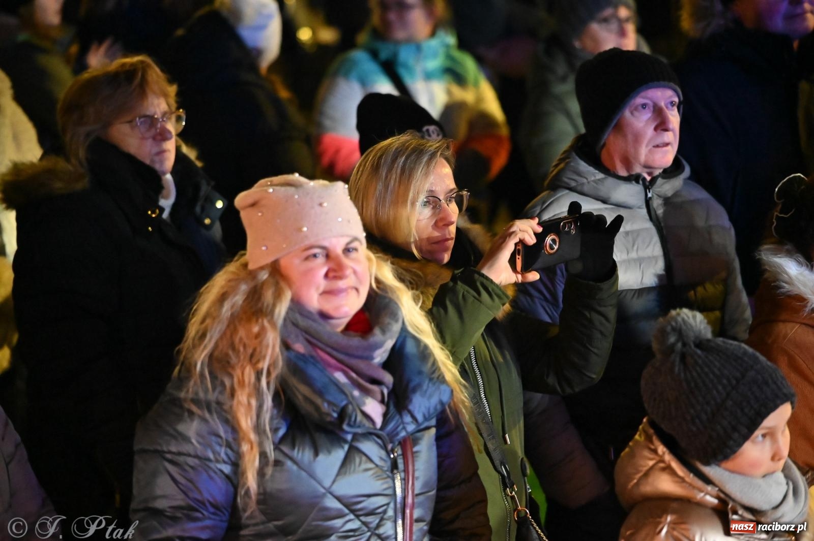 Zdjęcie w galerii na portalu naszraciborz.pl: Ho, ho, ho. Rynek w Krzanowicach w świątecznym nastroju. Jarmark przyciągnął tłumy [FOTO i WIDEO] wiadomości z regionu
