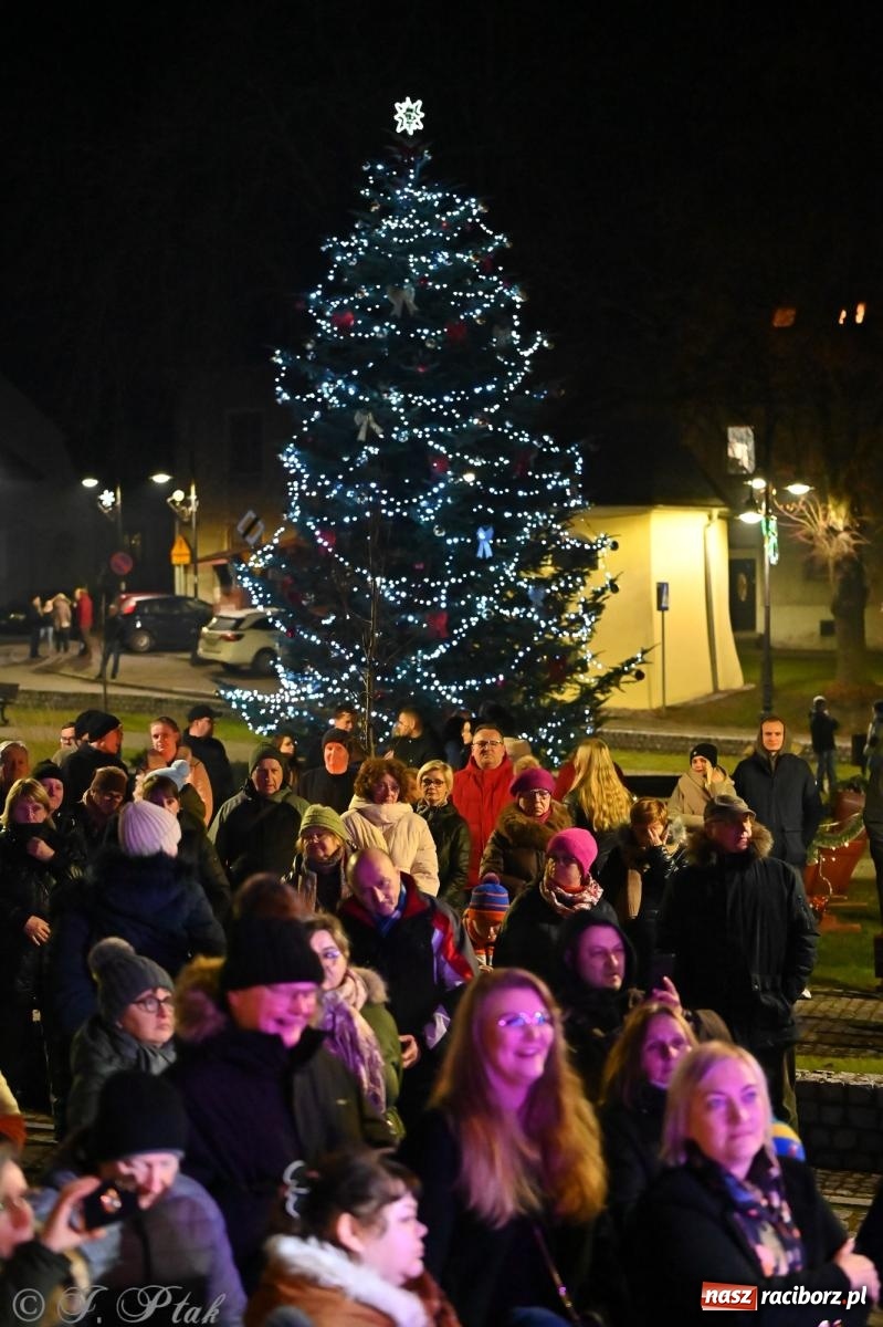 Zdjęcie w galerii na portalu naszraciborz.pl: Ho, ho, ho. Rynek w Krzanowicach w świątecznym nastroju. Jarmark przyciągnął tłumy [FOTO i WIDEO] wiadomości z regionu