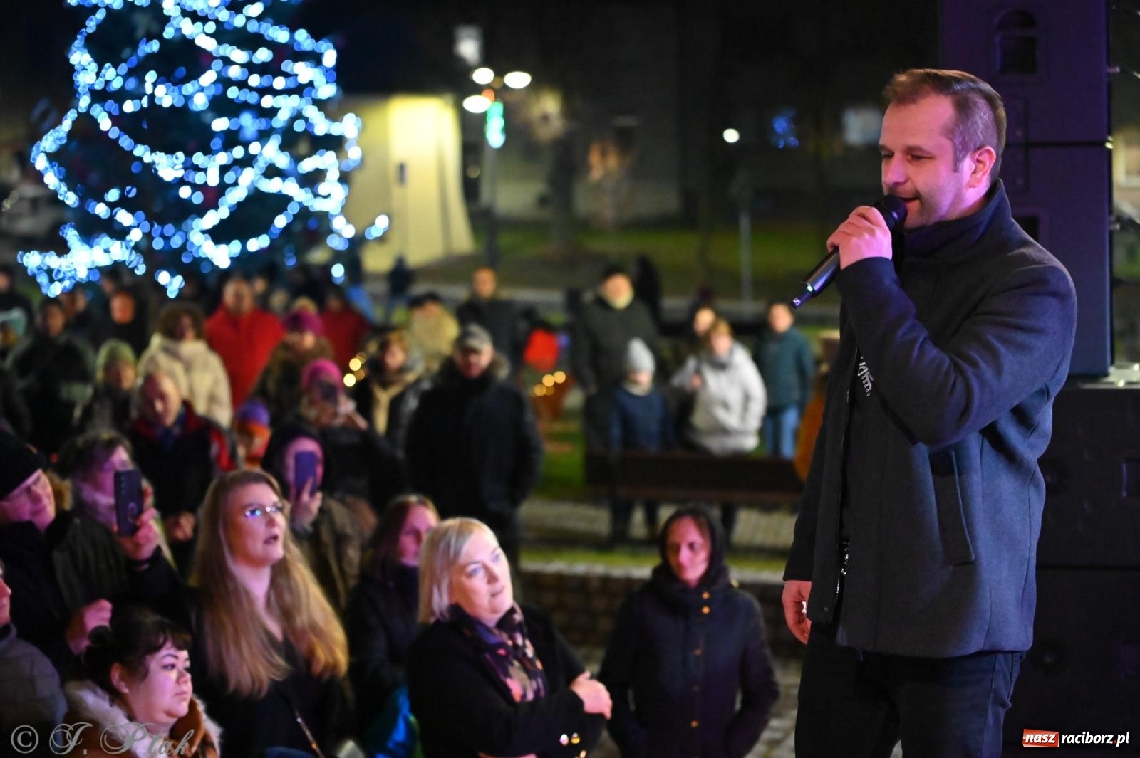 Zdjęcie w galerii na portalu naszraciborz.pl: Ho, ho, ho. Rynek w Krzanowicach w świątecznym nastroju. Jarmark przyciągnął tłumy [FOTO i WIDEO] wiadomości z regionu