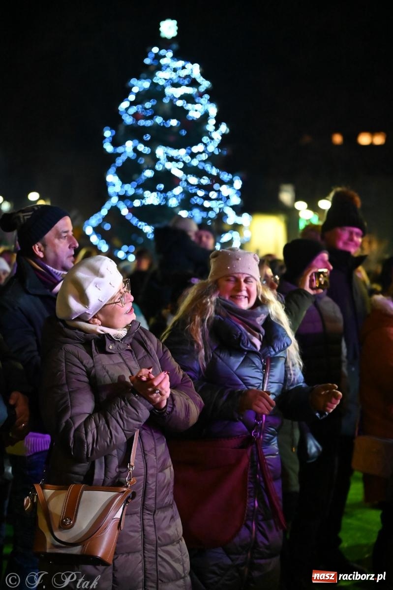 Zdjęcie w galerii na portalu naszraciborz.pl: Ho, ho, ho. Rynek w Krzanowicach w świątecznym nastroju. Jarmark przyciągnął tłumy [FOTO i WIDEO] wiadomości z regionu