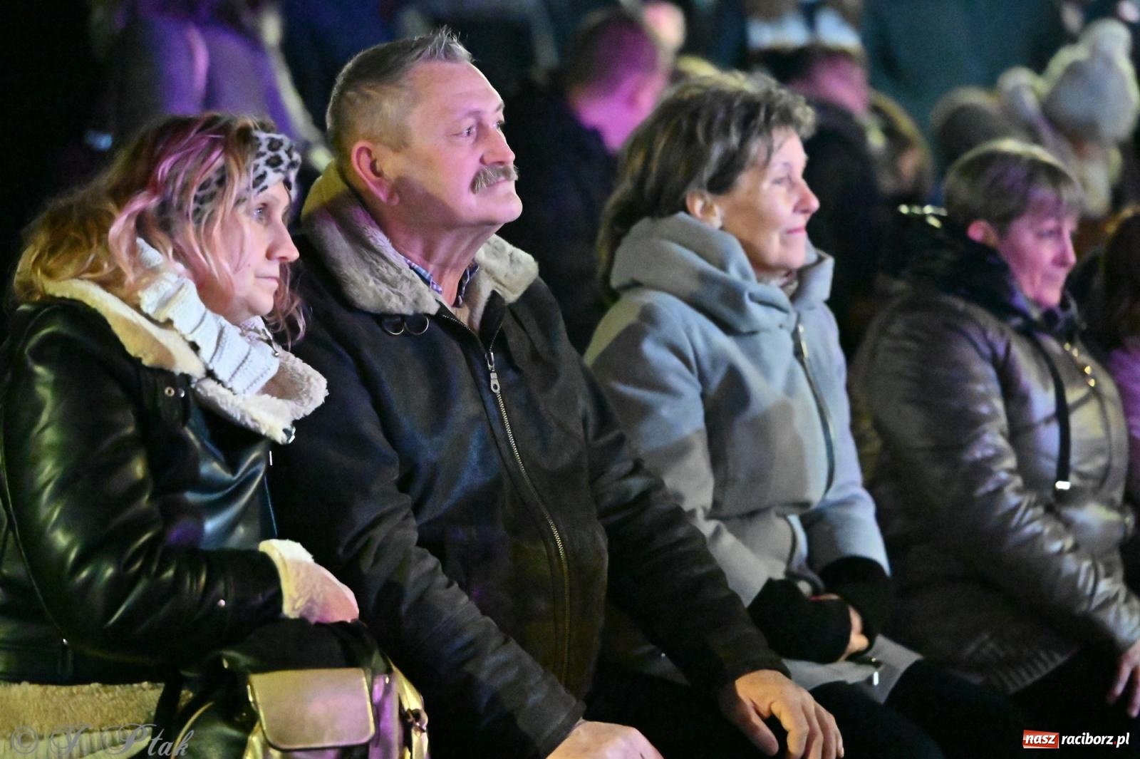Zdjęcie w galerii na portalu naszraciborz.pl: Ho, ho, ho. Rynek w Krzanowicach w świątecznym nastroju. Jarmark przyciągnął tłumy [FOTO i WIDEO] wiadomości z regionu
