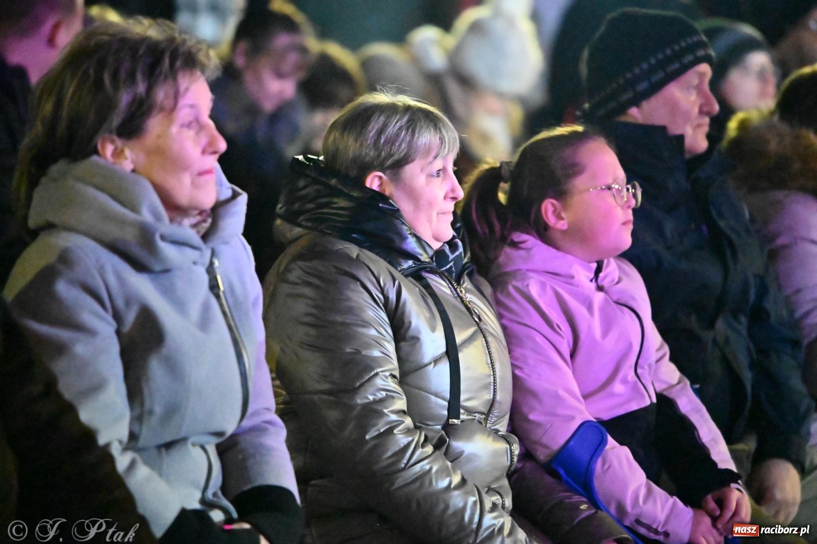 Zdjęcie w galerii na portalu naszraciborz.pl: Ho, ho, ho. Rynek w Krzanowicach w świątecznym nastroju. Jarmark przyciągnął tłumy [FOTO i WIDEO] wiadomości z regionu