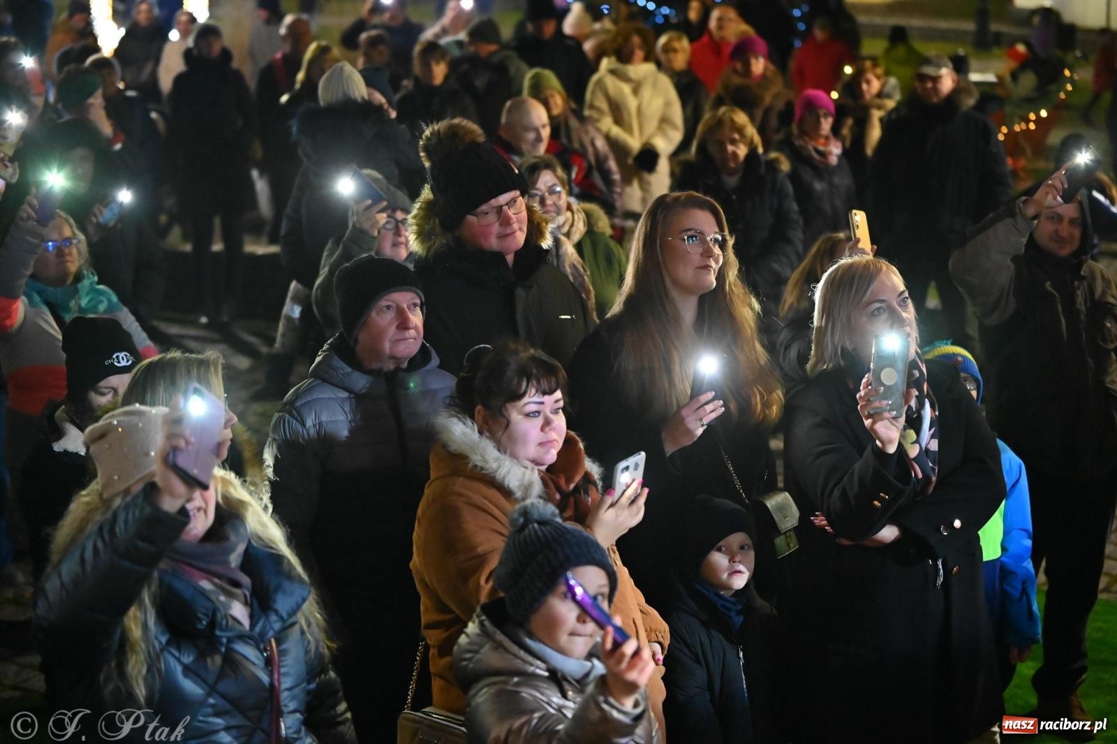 Zdjęcie w galerii na portalu naszraciborz.pl: Ho, ho, ho. Rynek w Krzanowicach w świątecznym nastroju. Jarmark przyciągnął tłumy [FOTO i WIDEO] wiadomości z regionu