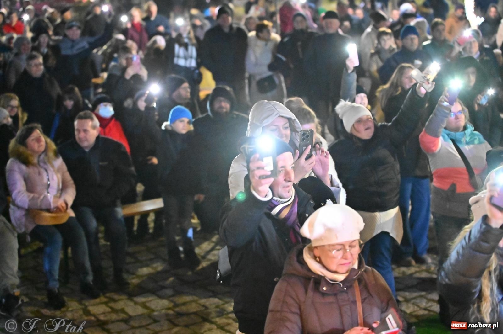 Zdjęcie w galerii na portalu naszraciborz.pl: Ho, ho, ho. Rynek w Krzanowicach w świątecznym nastroju. Jarmark przyciągnął tłumy [FOTO i WIDEO] wiadomości z regionu