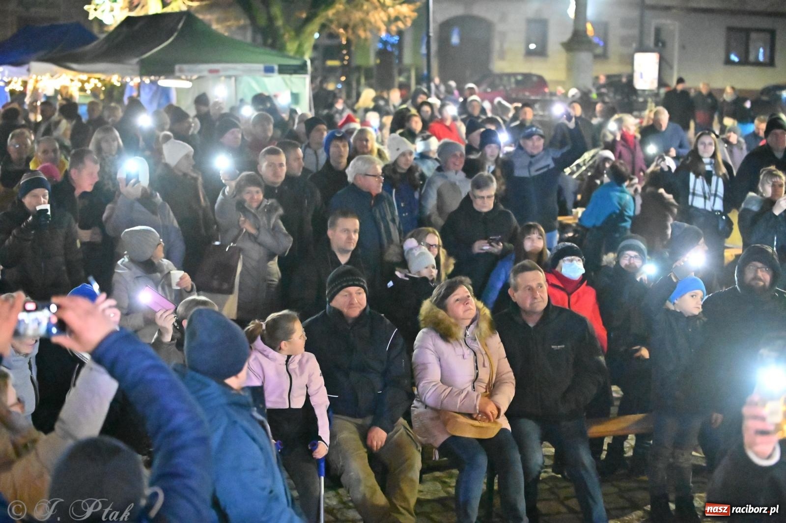 Zdjęcie w galerii na portalu naszraciborz.pl: Ho, ho, ho. Rynek w Krzanowicach w świątecznym nastroju. Jarmark przyciągnął tłumy [FOTO i WIDEO] wiadomości z regionu