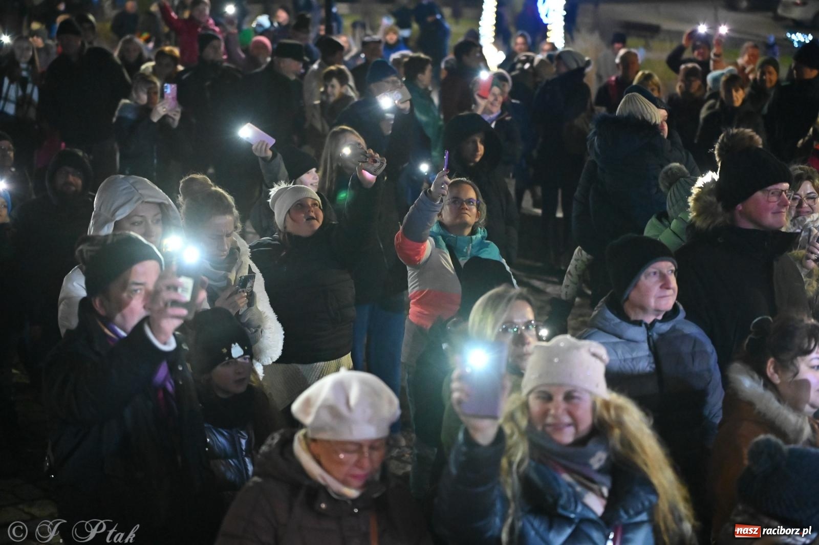 Zdjęcie w galerii na portalu naszraciborz.pl: Ho, ho, ho. Rynek w Krzanowicach w świątecznym nastroju. Jarmark przyciągnął tłumy [FOTO i WIDEO] wiadomości z regionu