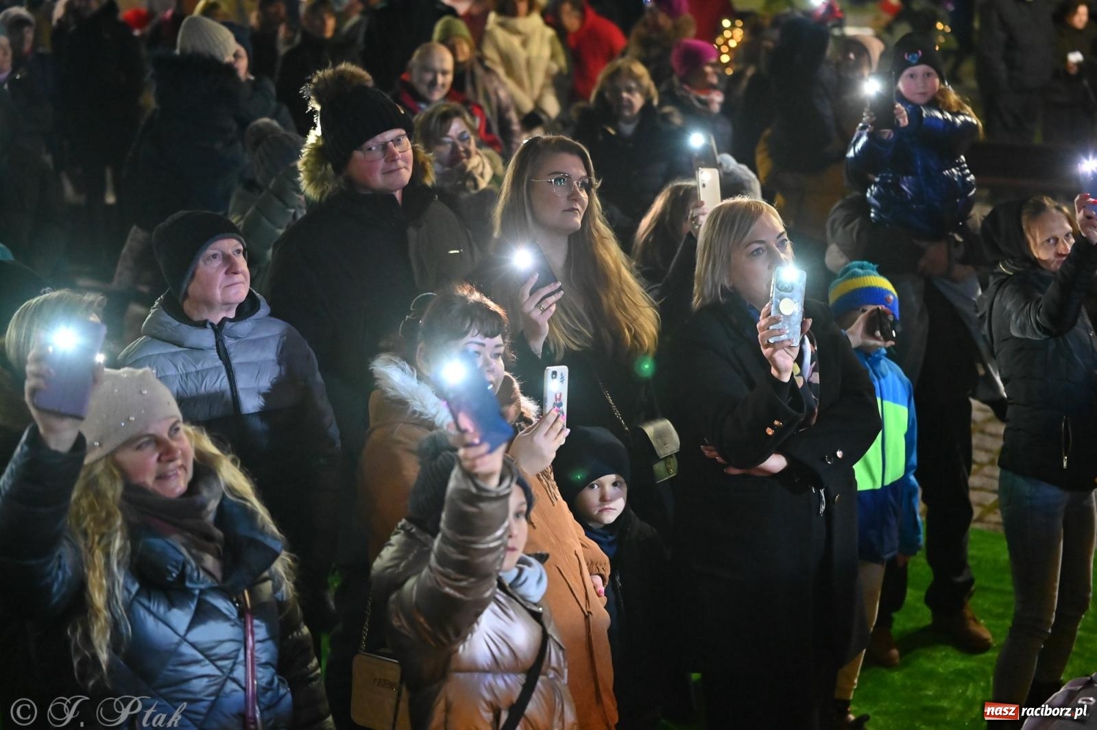 Zdjęcie w galerii na portalu naszraciborz.pl: Ho, ho, ho. Rynek w Krzanowicach w świątecznym nastroju. Jarmark przyciągnął tłumy [FOTO i WIDEO] wiadomości z regionu