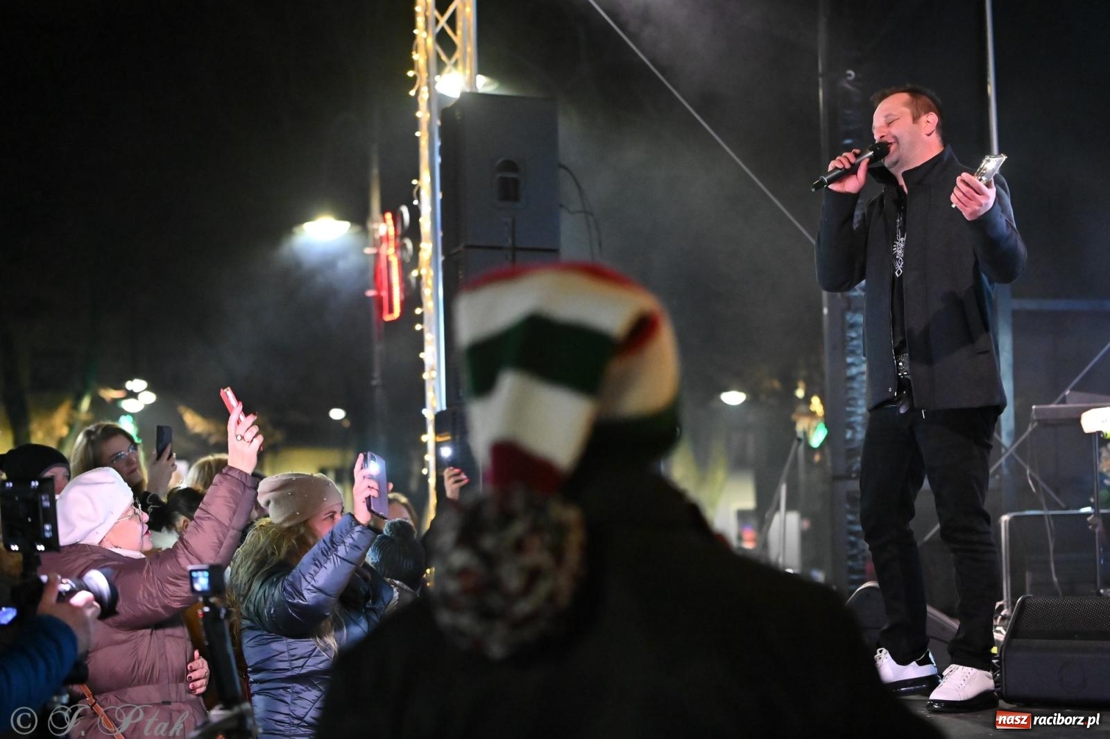 Zdjęcie w galerii na portalu naszraciborz.pl: Ho, ho, ho. Rynek w Krzanowicach w świątecznym nastroju. Jarmark przyciągnął tłumy [FOTO i WIDEO] wiadomości z regionu