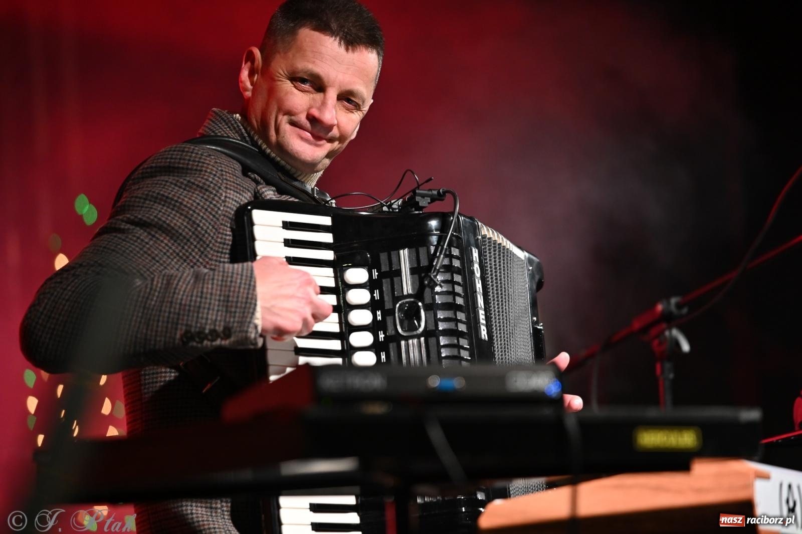 Zdjęcie w galerii na portalu naszraciborz.pl: Ho, ho, ho. Rynek w Krzanowicach w świątecznym nastroju. Jarmark przyciągnął tłumy [FOTO i WIDEO] wiadomości z regionu