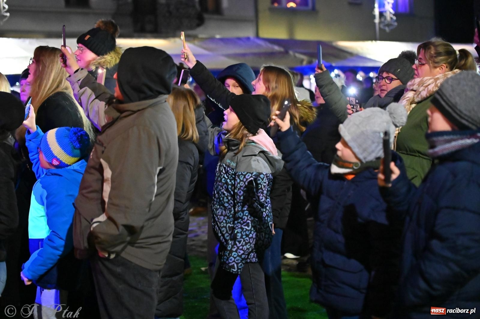 Zdjęcie w galerii na portalu naszraciborz.pl: Ho, ho, ho. Rynek w Krzanowicach w świątecznym nastroju. Jarmark przyciągnął tłumy [FOTO i WIDEO] wiadomości z regionu