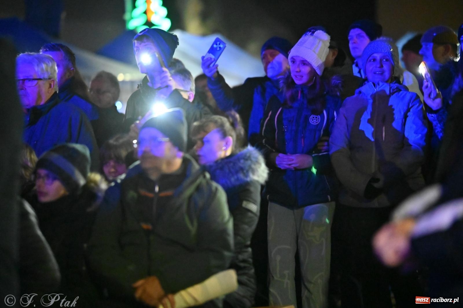Zdjęcie w galerii na portalu naszraciborz.pl: Ho, ho, ho. Rynek w Krzanowicach w świątecznym nastroju. Jarmark przyciągnął tłumy [FOTO i WIDEO] wiadomości z regionu