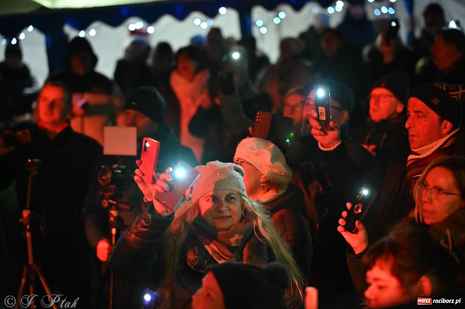 Zdjęcie w galerii na portalu naszraciborz.pl: Ho, ho, ho. Rynek w Krzanowicach w świątecznym nastroju. Jarmark przyciągnął tłumy [FOTO i WIDEO] wiadomości z regionu